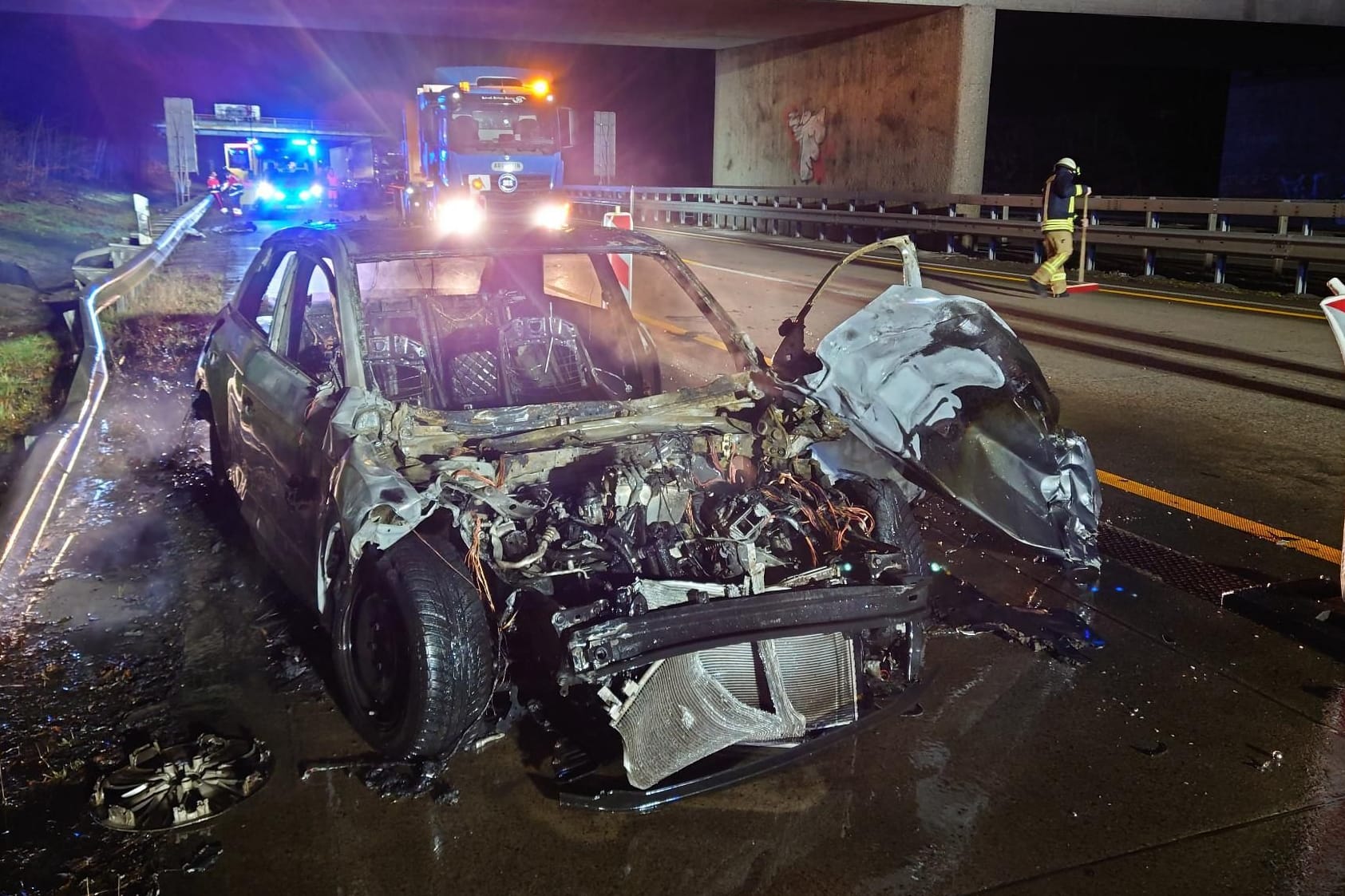 Ausgebranntes Autowrack steht am Straßenrand: Zwischen Osnabrück und Bremen ist es zu einem schweren Unfall gekommen.