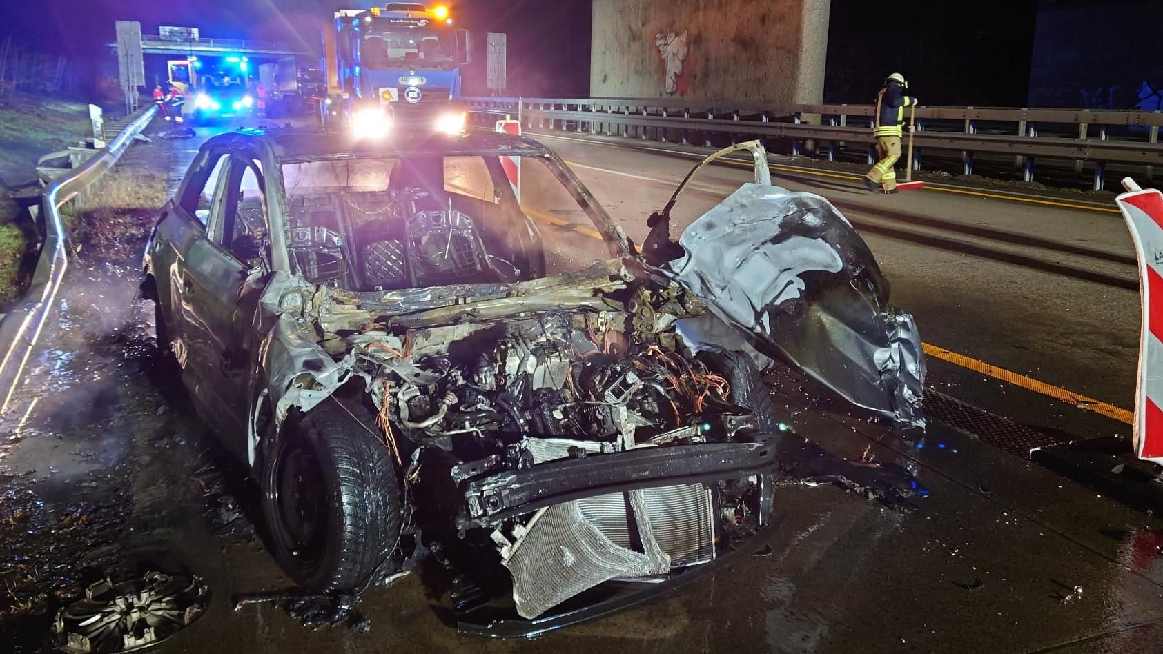 Ausgebranntes Autowrack steht am Straßenrand: Zwischen Osnabrück und Bremen ist es zu einem schweren Unfall gekommen.