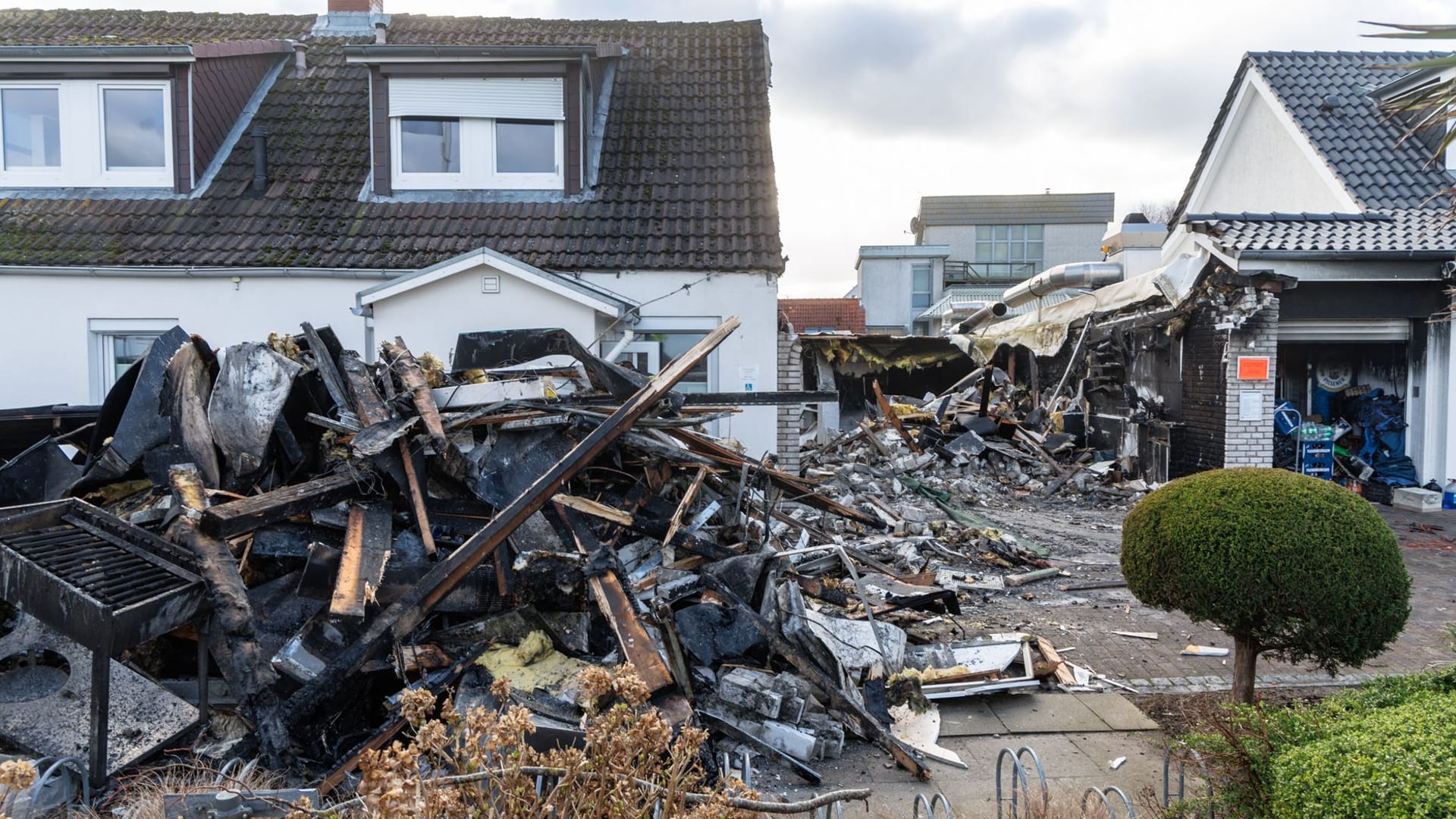 Bei einem Feuer in einer Fischräucherei im Ostseebad Schönberg in Schleswig-Holstein ist am Samstag eine 58-jährige Frau ums Leben gekommen.