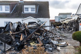 Bei einem Feuer in einer Fischräucherei im Ostseebad Schönberg in Schleswig-Holstein ist am Samstag eine 58-jährige Frau ums Leben gekommen.