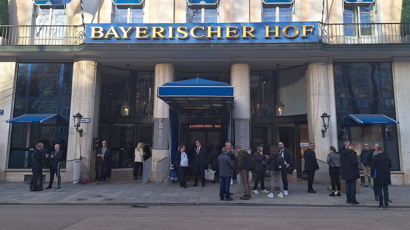 Das Hotel "Bayerischer Hof": Hier beginnt am 16. Februar offiziell die 60. Münchener Sicherheitskonferenz.