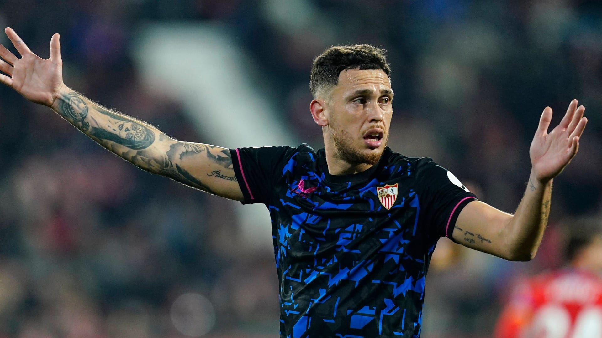 Lucas Ocampos vom FC Sevilla wurde Opfer einer unrühmlichen Attacke.