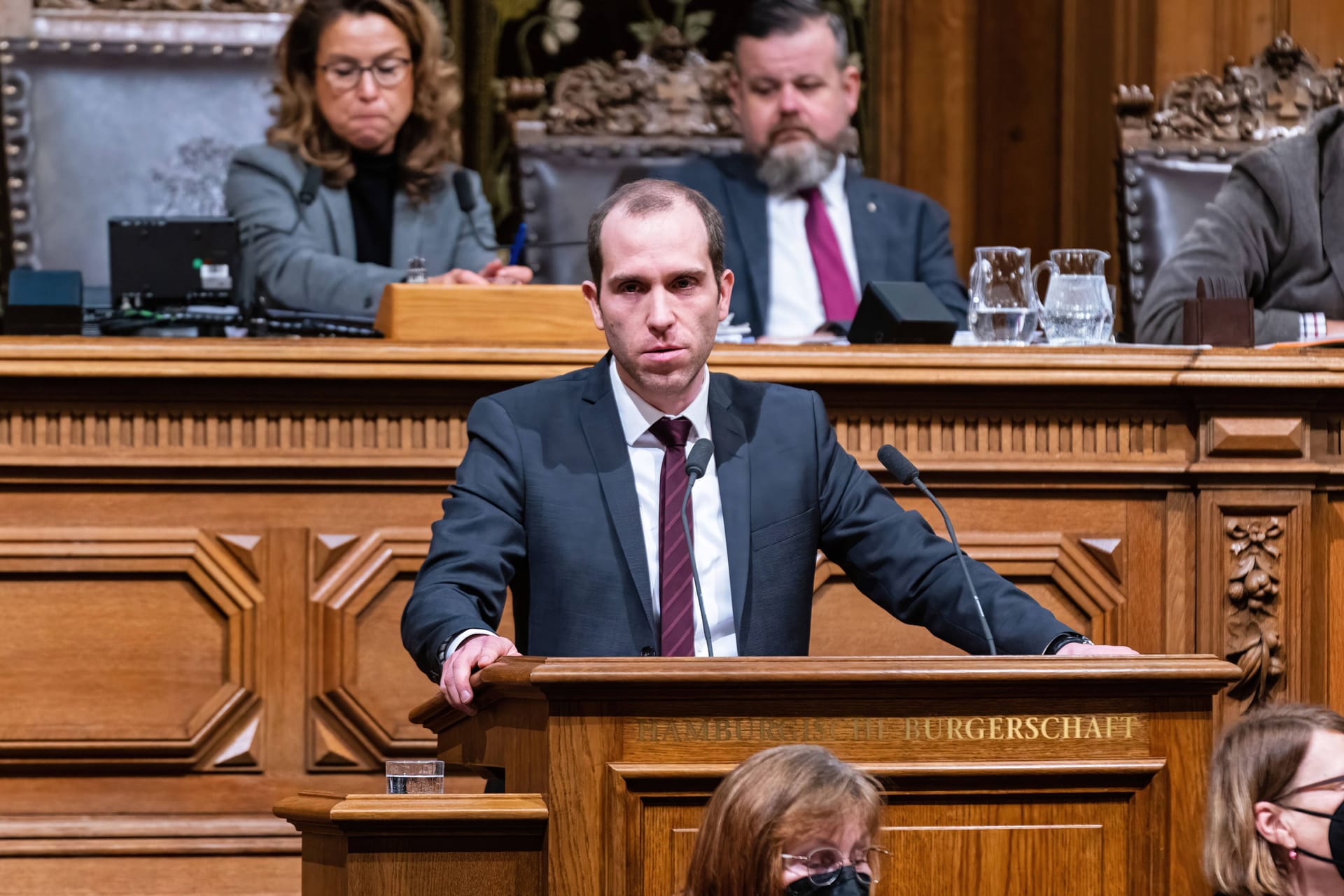 Dennis Thering spricht in der Bürgerschaft (Archivfoto): Der Chef der Hamburger CDU gewinnt mit seiner Partei an Rückenwind.