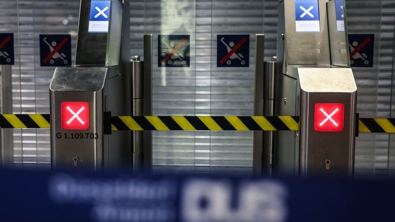 Der Zugang zur Sicherheitskontrolle ist geschlossen: Die Kontrolleure an vielen deutschen Flughäfen hatten am Donnerstag getreikt.