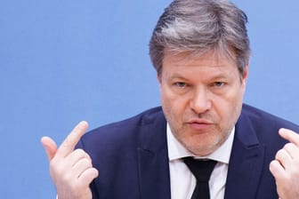 Wirtschaftsminister Robert Habeck (Bündnis 90/Die Grünen): Der Journalist warf ihm vor, den Geheimdienst gegen "nicht genehme Meinungen" einzusetzen.