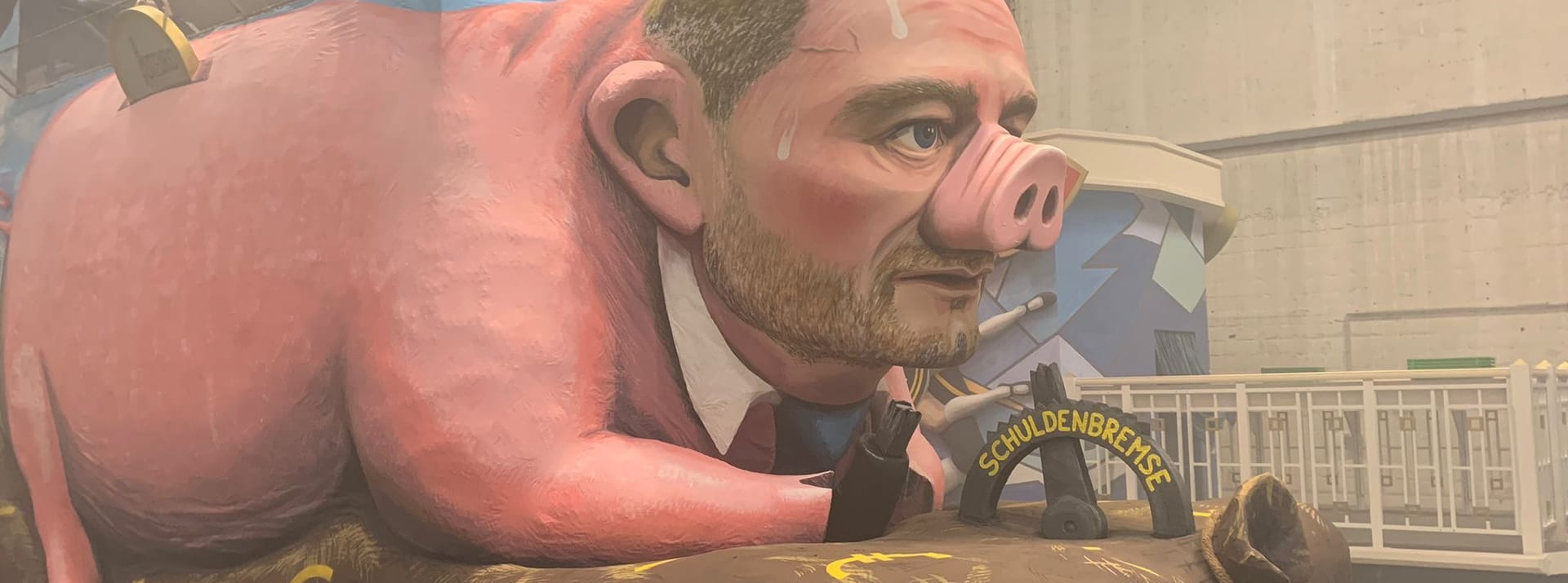 Ob er sich so gerne sehen wird? Bundesfinanzminister Christian Lindner wird nach der gelockerten Schuldenbremse als Sparschwein dargestellt.