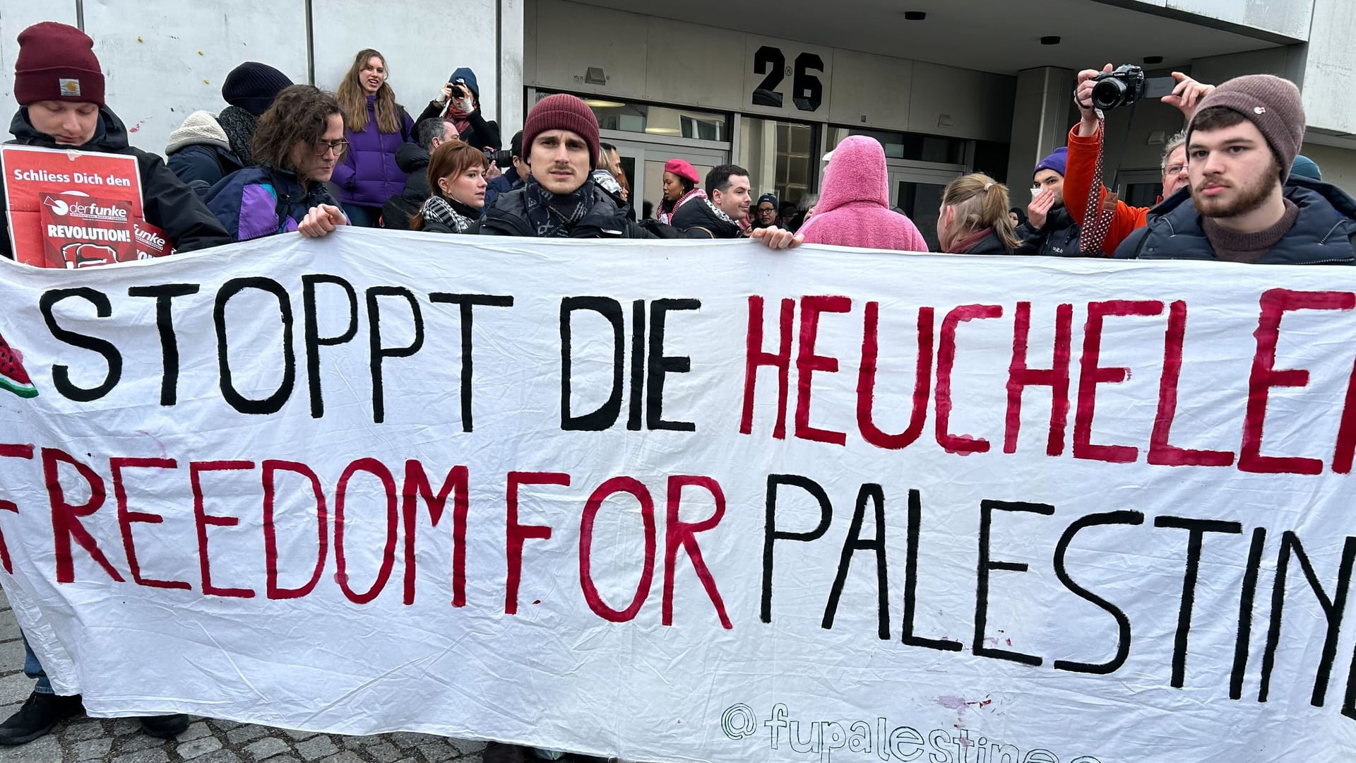 Pro-palästinensische Demonstranten vor der Freien Universität Berlin: Die Polizei trennte die beiden Lager.