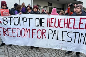 Pro-palästinensische Demonstranten vor der Freien Universität Berlin: Die Polizei trennte die beiden Lager.