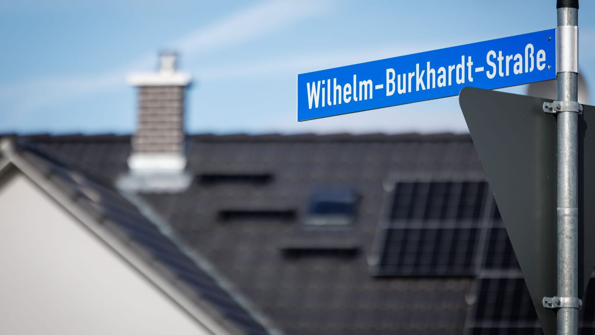 "Wilhelm-Burkhardt-Straße" steht auf einem Straßenschild in einem Neubauviertel der Gemeinde Allersberg: Wilhelm Burkhardt war Nationalsozialist.