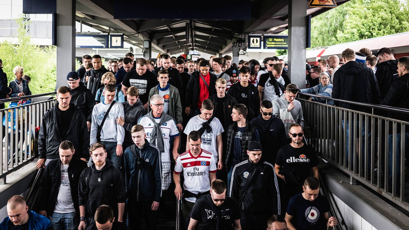 Fans auf dem Weg vom Bahnhof Stellingen zum Stadion (Symbolbild): Die Anreise zum Spiel gegen den VfL Osnabrück wird erschwert.