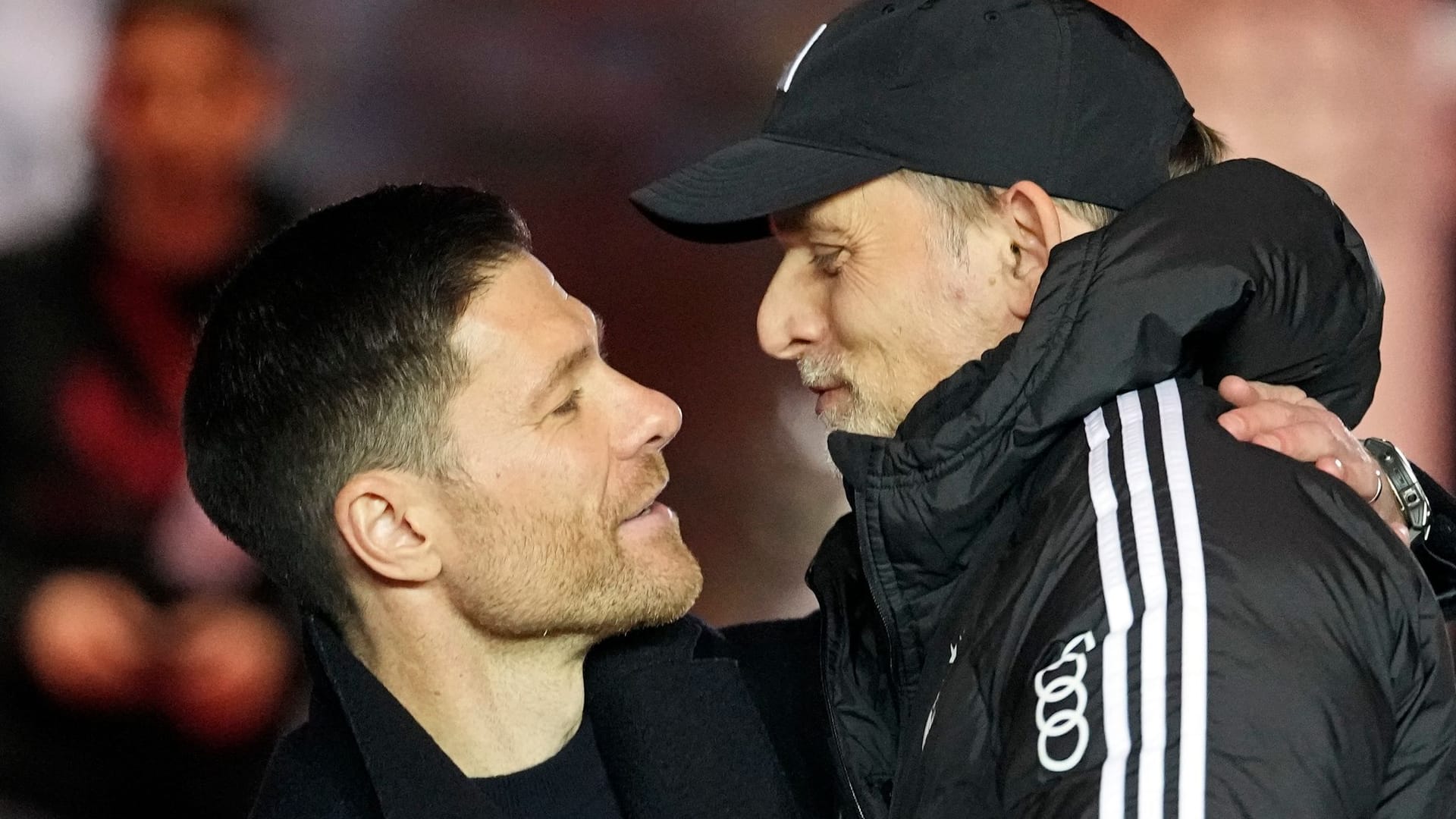 Bayerns Trainer Thomas Tuchel (r.) und Leverkusens Coach Xabi Alonso lieferten sich auch taktisch ein spannendes Duell.