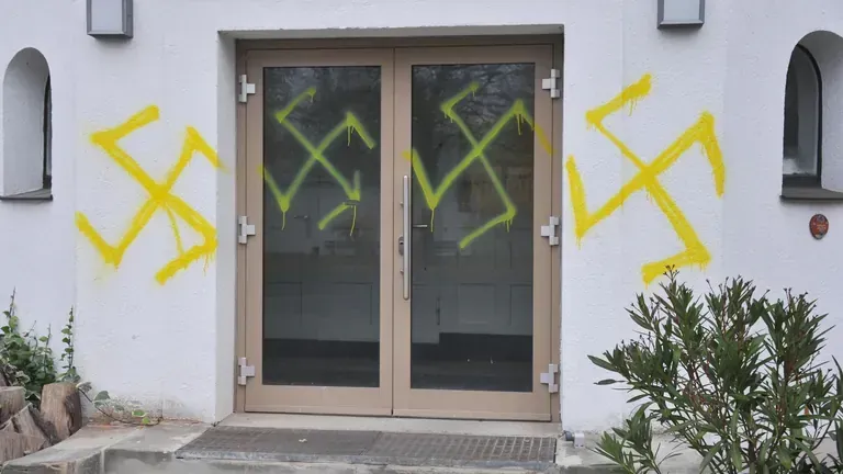 Manche rechtsextremen Vorfälle bleiben unbemerkt – andere sind unübersehbar, wie die Hakenkreuze an einer Schulfassade in Hannover (Symbolbild).