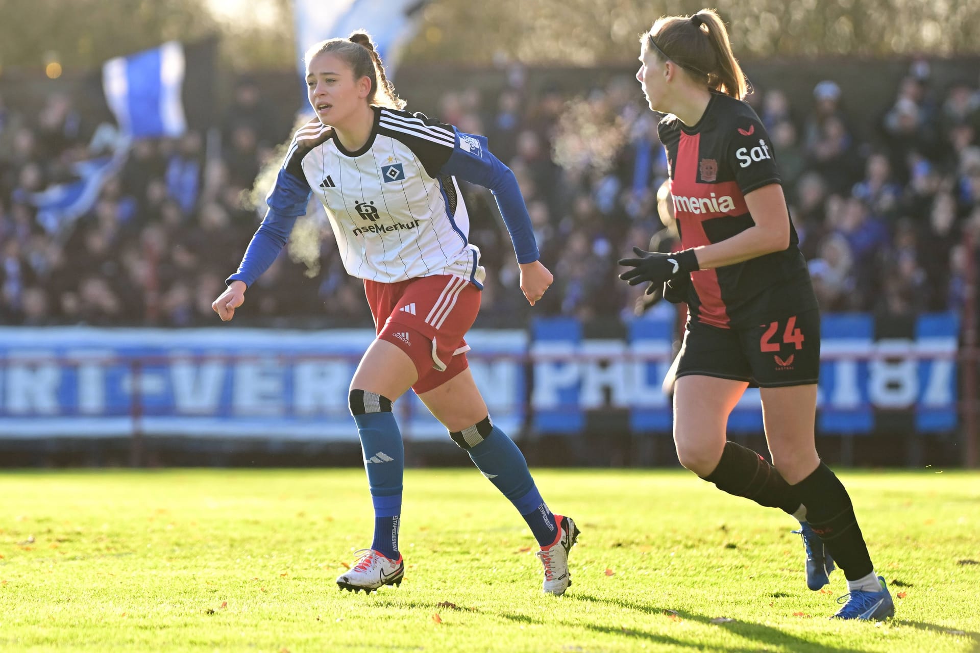 HSV-Spielerin Dana Marquardt (l.) im Zweikampf: Ab sofort spielt das Team dauerhaft im Sportpark Eimsbüttel.