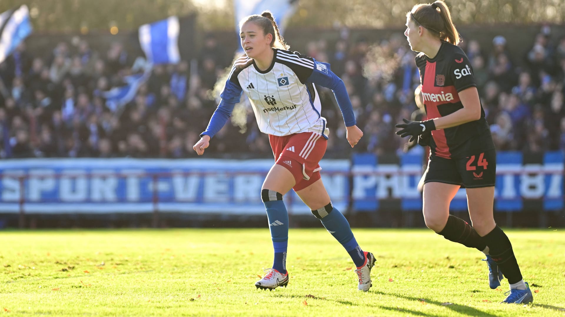 HSV-Spielerin Dana Marquardt (l.) im Zweikampf: Ab sofort spielt das Team dauerhaft im Sportpark Eimsbüttel.