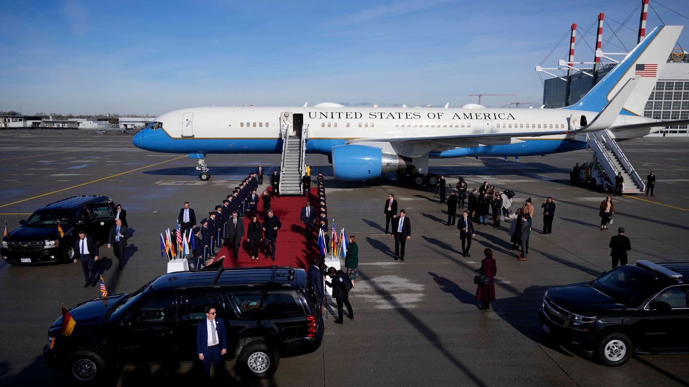 Bereits am Donnerstag kam US-Vizepräsidentin Kamala Harris am Münchner Flughafen an.