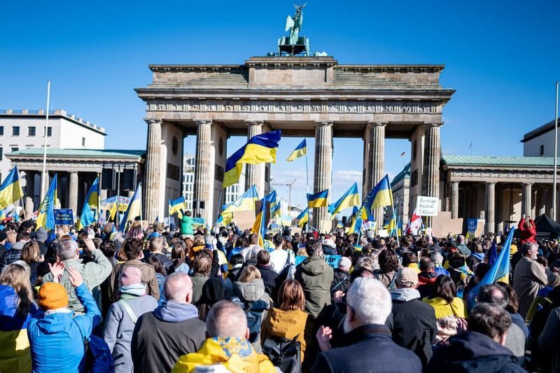 Menschen nehmen an der Solidaritätsdemonstration des Vereins Vitsche «Zusammen Demokratie verteidigen» teil.