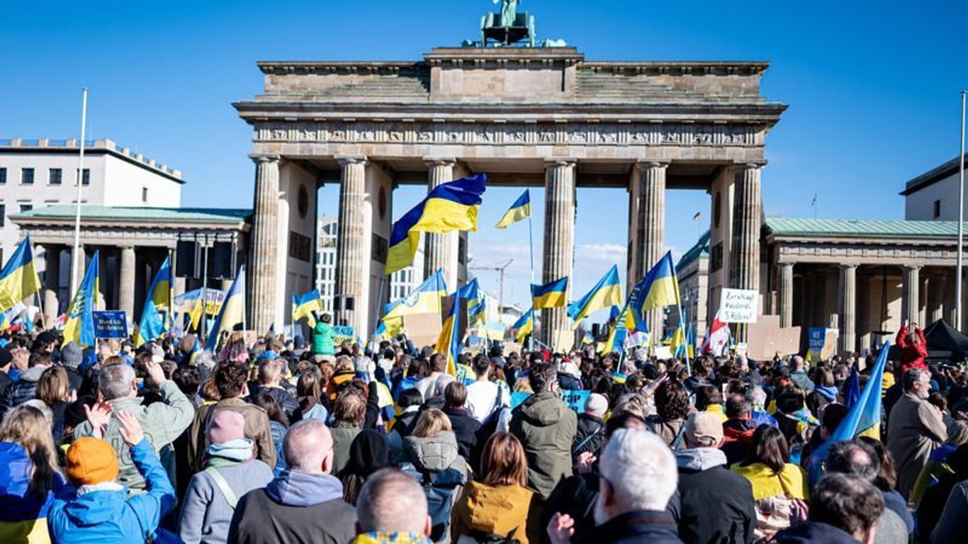 Menschen nehmen an der Solidaritätsdemonstration des Vereins Vitsche «Zusammen Demokratie verteidigen» teil.