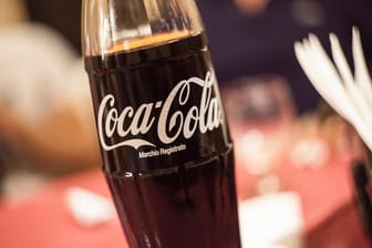 Eine Cola-Flasche: Einige der Behältnisse sorgen offenbar für Frust beim Verbraucher (Symbolbild).