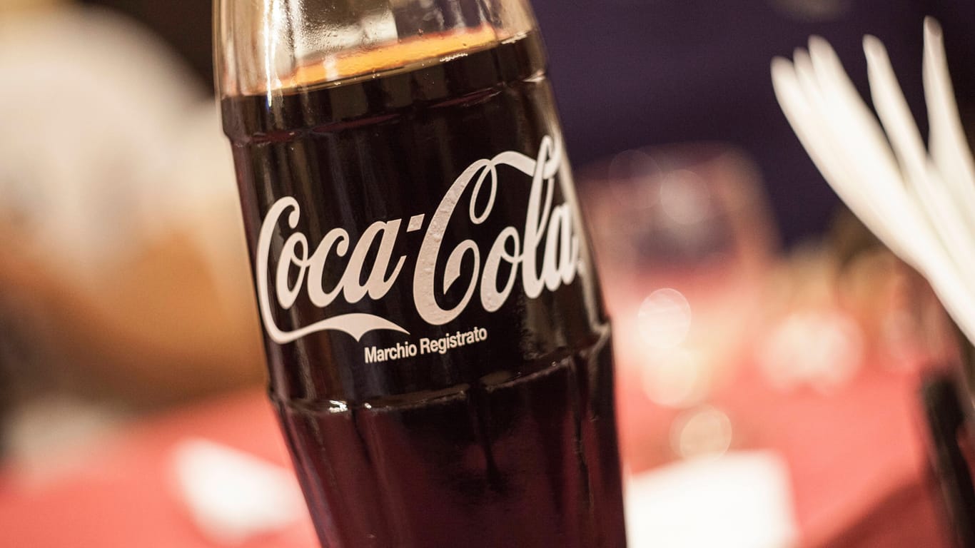 Eine Cola-Flasche: Einige der Behältnisse sorgen offenbar für Frust beim Verbraucher (Symbolbild).