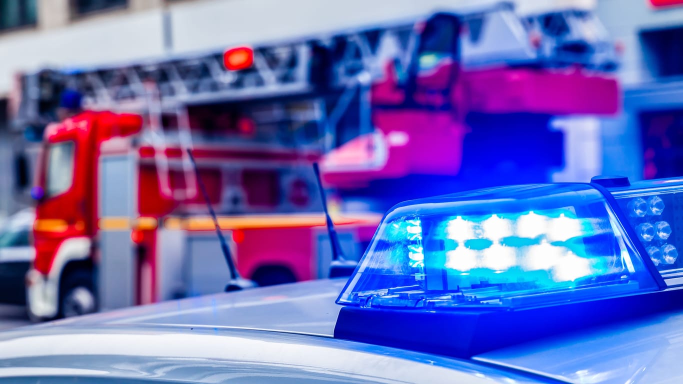 Ein Feuerwehrauto und ein Polizeiwagen (Symbolbild): Bei der Berliner Feuerwehr ist es in den vergangenen Jahren zu einigen Vorfällen mit rechtsextremem Hintergrund gekommen.