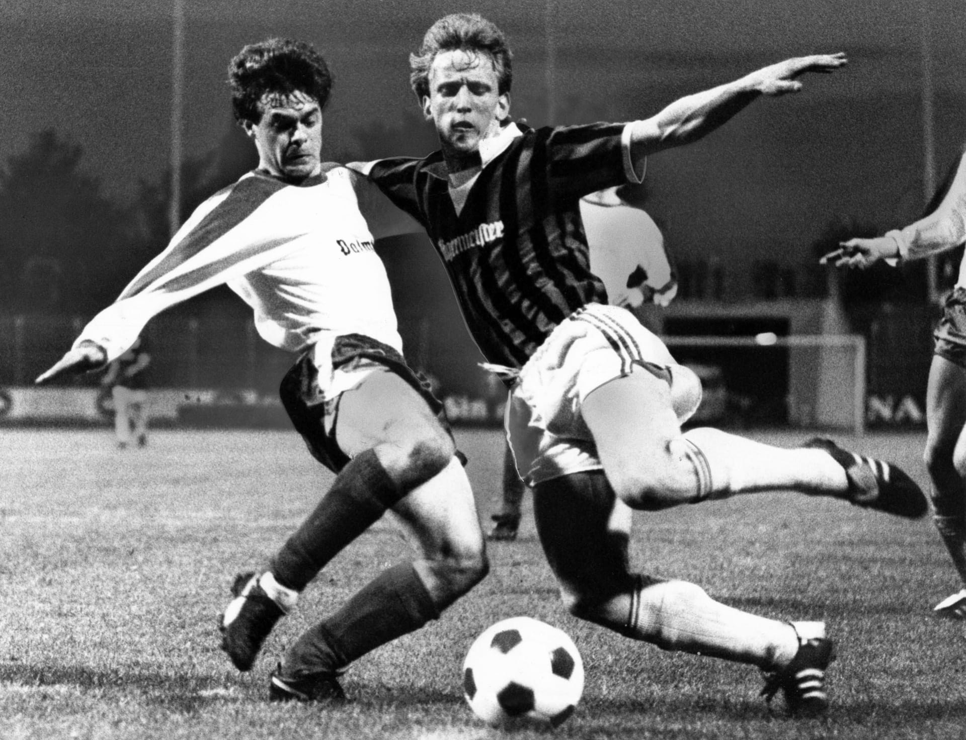 Erste Profi-Station: Von seinem Jugendverein Barmbek-Uhlenhorst wechselte Brehme (r., im Duell mit Eppingens Klaus Teichmann) zur Saison 1980/81 zu Zweitligist 1. FC Saarbrücken. Gespräche mit dem HSV hatten sich hingezogen, Felix Magath vermittelte schließlich Brehmes Wechsel zum FCS.