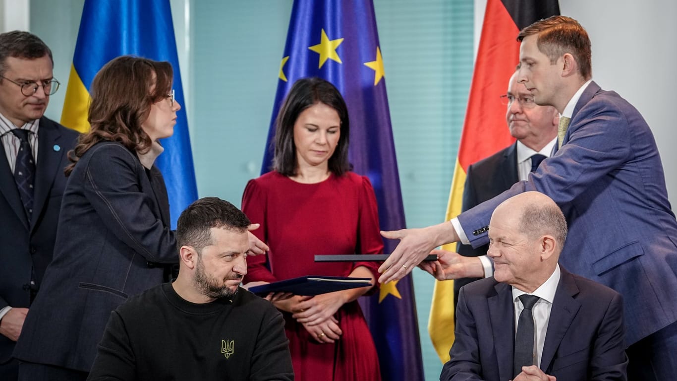Die Bundesregierung und die ukrainische Regierung unterzeichnen ein Sicherheitsabkommen: Es soll unterstreichen, dass Deutschland die Ukraine so langfristig unterstützen möchte.