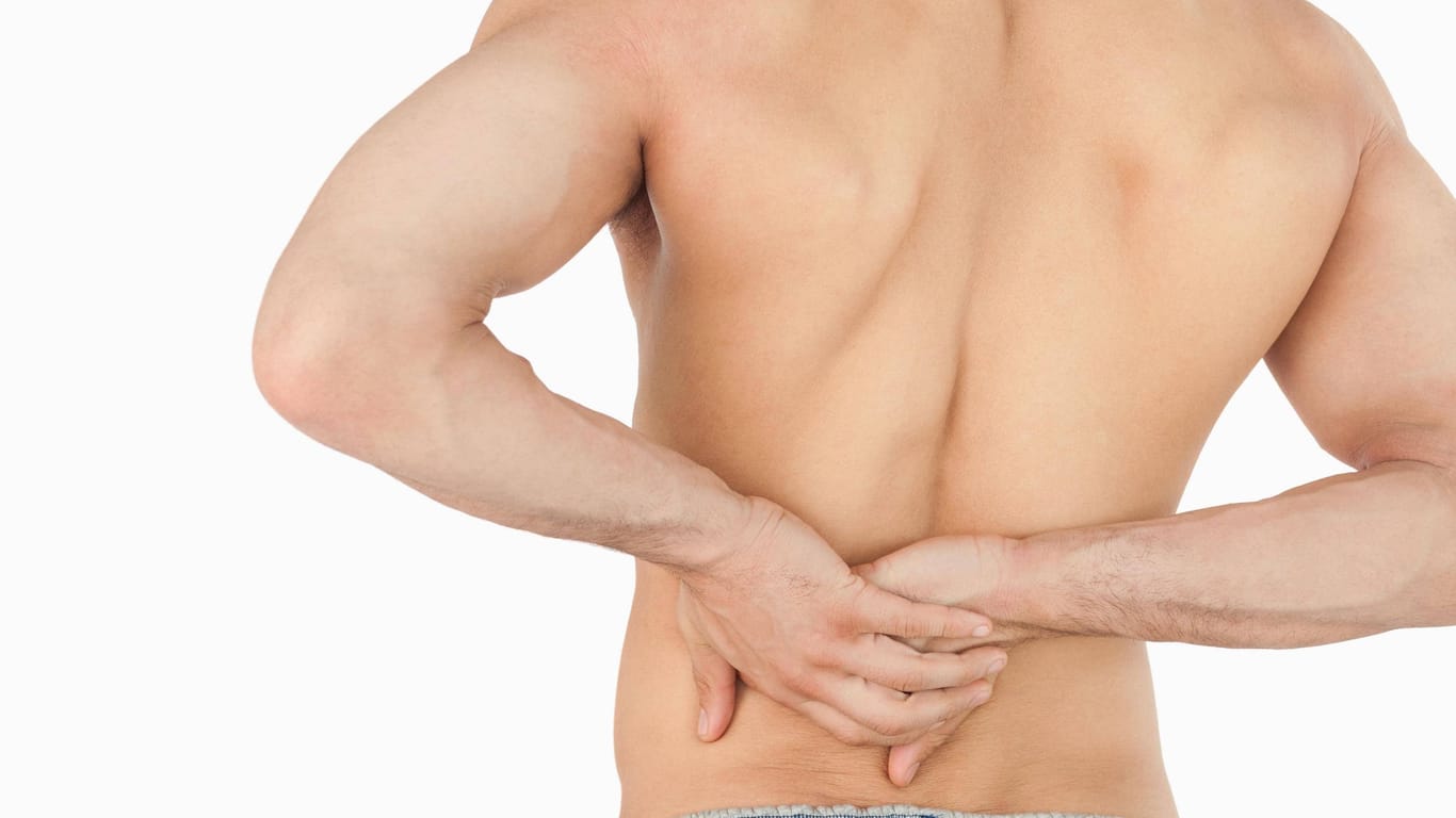 Ein Mann fasst sich an den Rücken (Symbolbild): Rücken-, Kopf- und Gelenkschmerzen gehören zu den häufigsten Arten chronischer Schmerzen.
