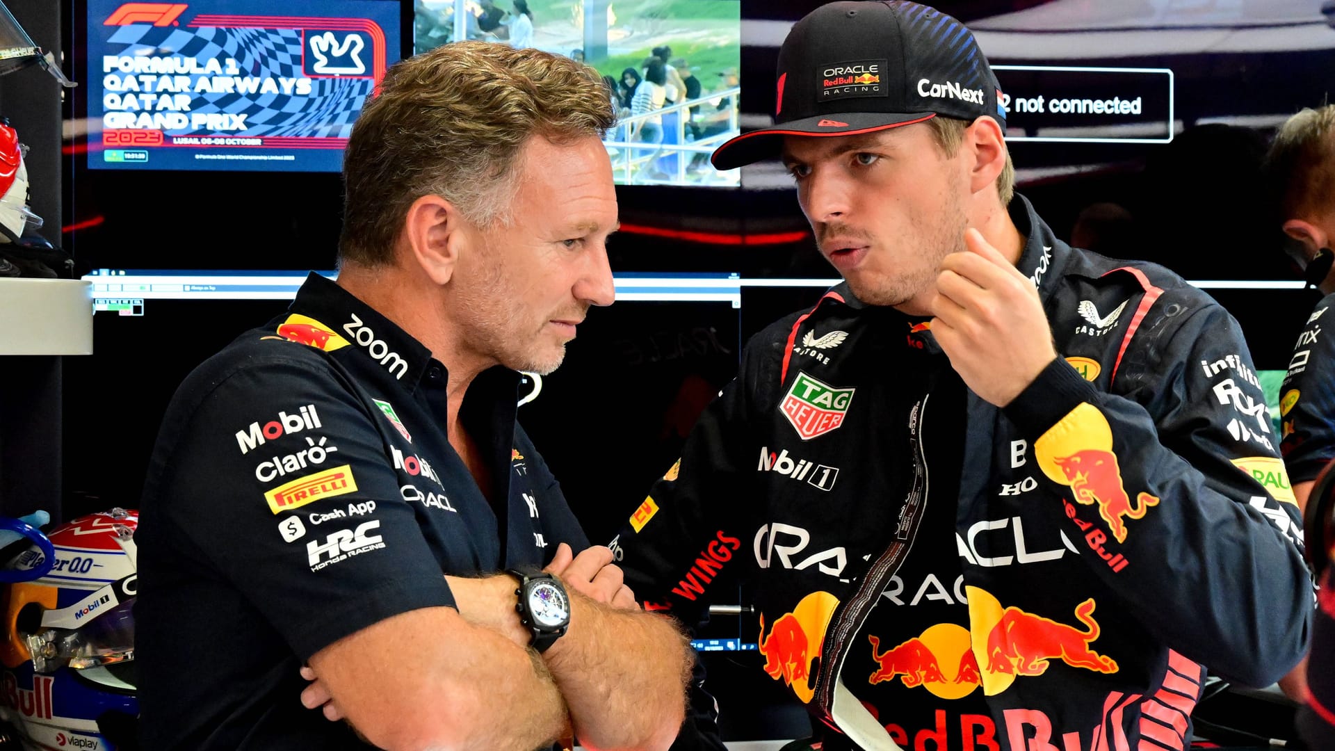 Christian Horner (l.) und Max Verstappen: Der Teamchef steht wegen Vorwürfen im Fokus.