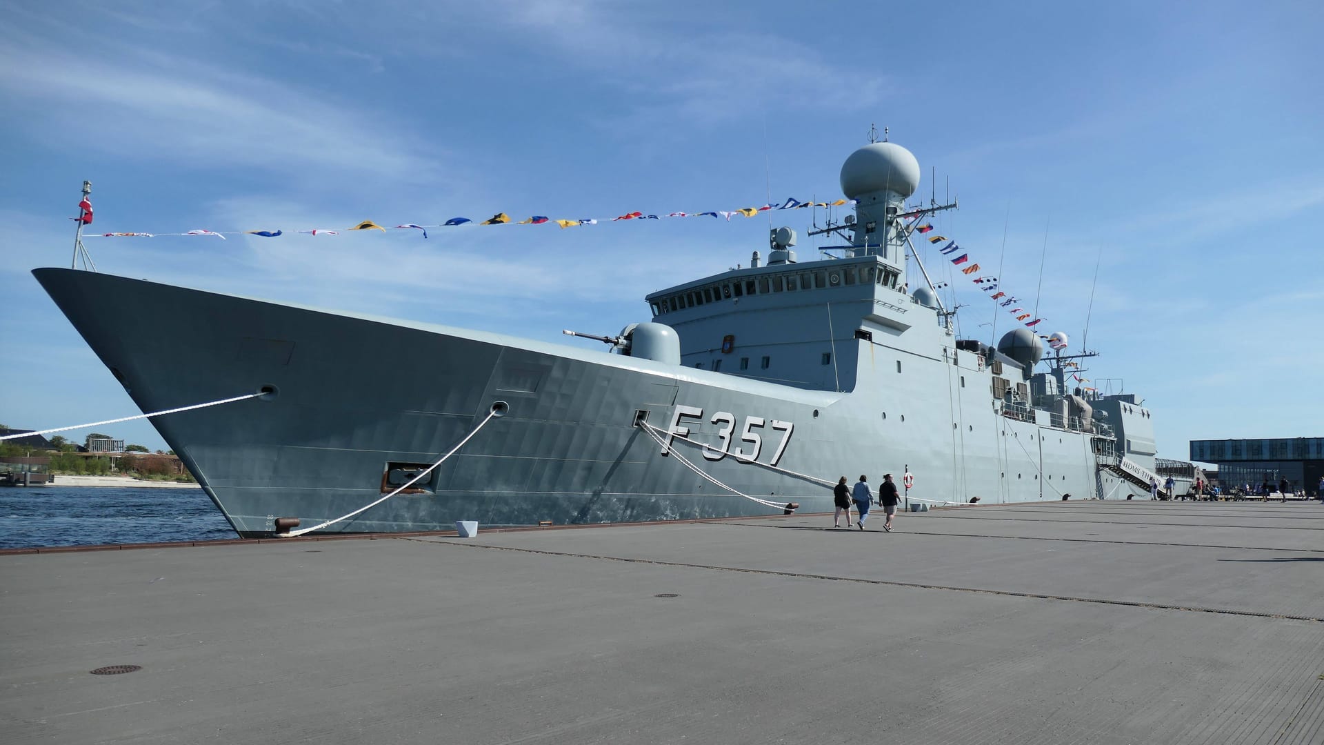 Die "HDMS Thetis" im Hafen von Kopenhagen: Das Schiff gehört zur dänischen Marine. Die "HDMS Thetis" im Hafen von Kopenhagen: Das Schiff gehört zur dänischen Marine.