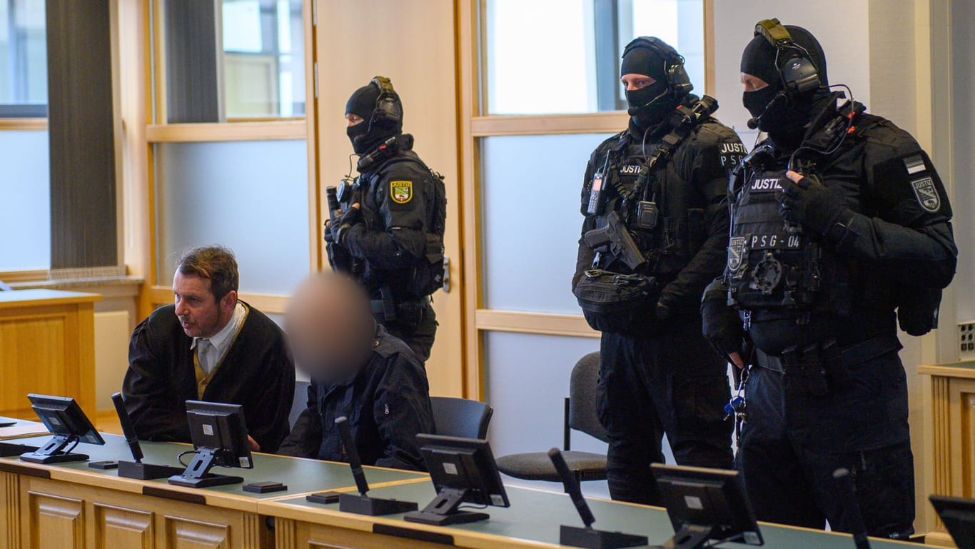 Magdeburg: Stephan Balliet sitzt unter strengen Sicherheitsvorkehrungen im Gerichtssaal.