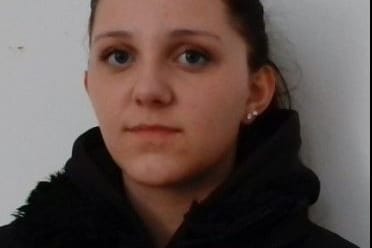 Wo ist Loredana? Das fragt die Kriminalpolizei in Offenbach und bittet die Bevölkerung um Mithilfe bei der Suche nach der 14 Jahre alten Vermissten. Loredana ist etwa 1,70 Meter groß und von schlanker Statur. Die Schülerin hat lange dunkle Haare. Zum Zeitpunkt ihres Verschwindens trug sie eine beigefarbene Weste, einen roten Pullover und eine Jeans. Die Gesuchte verließ am Mittwoch, den 28. Februar, gegen 14.45, ihre Wohnanschrift im Südring in Mühlheim. Am Nachmittag soll sie vermutlich bis etwa 17.30 Uhr bei einem Freund in Frankfurt gewesen sein, anschließend wollte sie eine Freundin in Hanau besuchen. Bis dato konnte sie dort nicht ausfindig gemacht werden. Es ist jedoch nicht auszuschließen, dass sie sich in Hanau oder Frankfurt aufhält. Wer Hinweise auf den Aufenthaltsort von Loredana Guadagno geben kann, wird gebeten, sich unter 069 8098-1234 bei der Kriminalpolizei in Offenbach oder bei jeder anderen Polizeidienststelle zu melden.