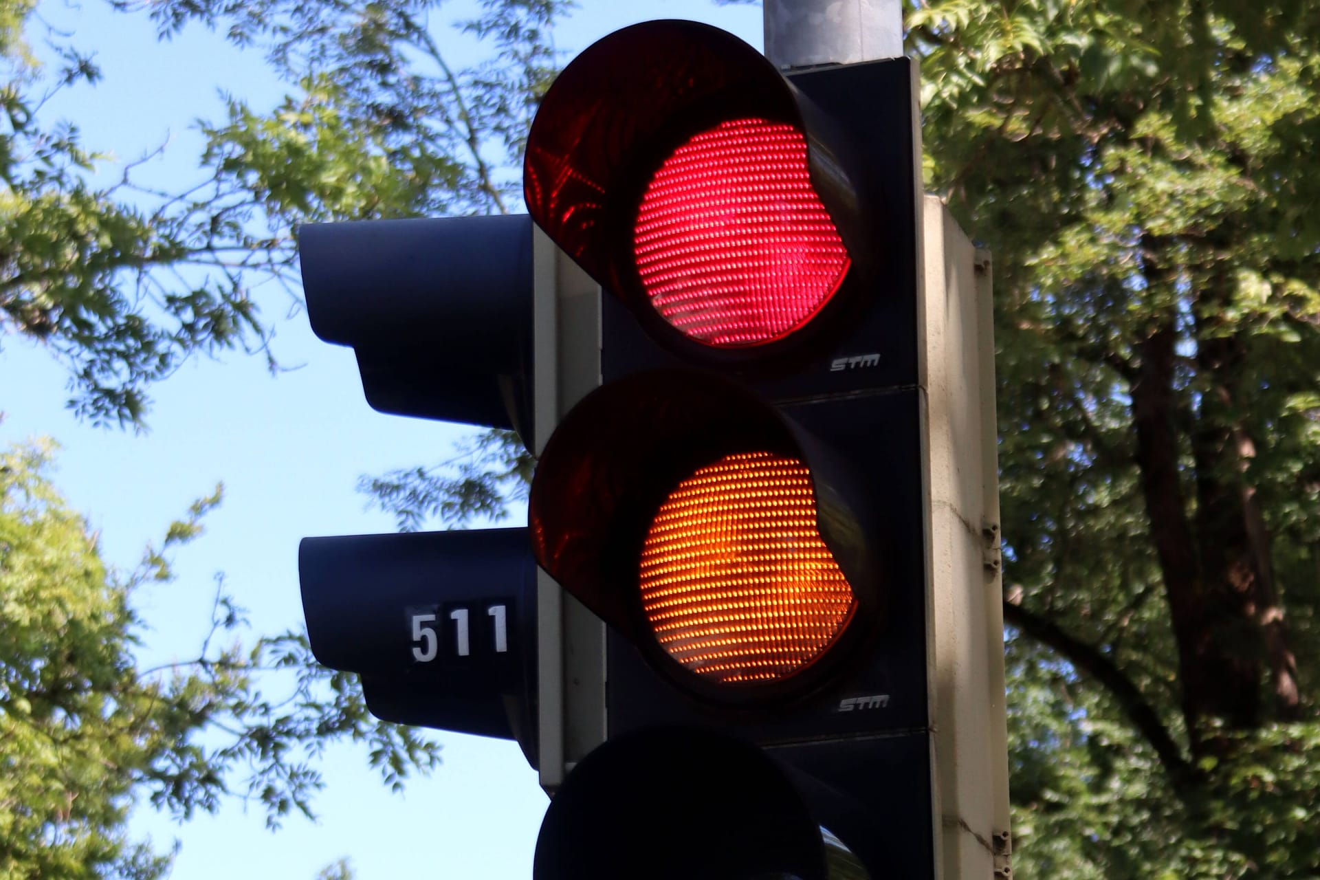 Eine Ampel schaltet von orange auf rot.