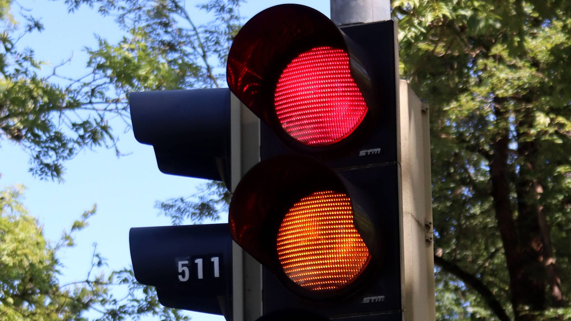 Eine Ampel schaltet von orange auf rot.