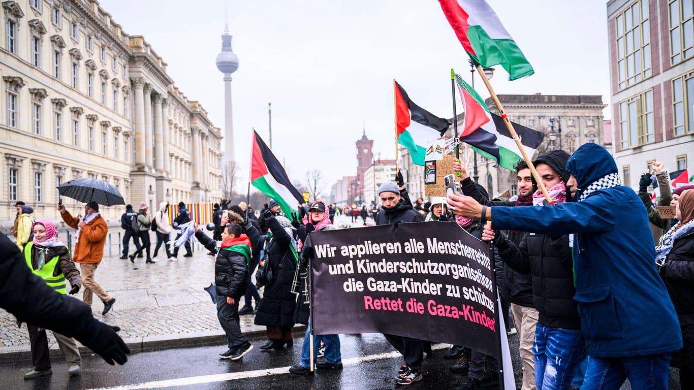 Pro-Palästina-Demonstranten bei einer Berliner Demo (Archivfoto): Fast jede Woche finden die Kundgebungen statt.