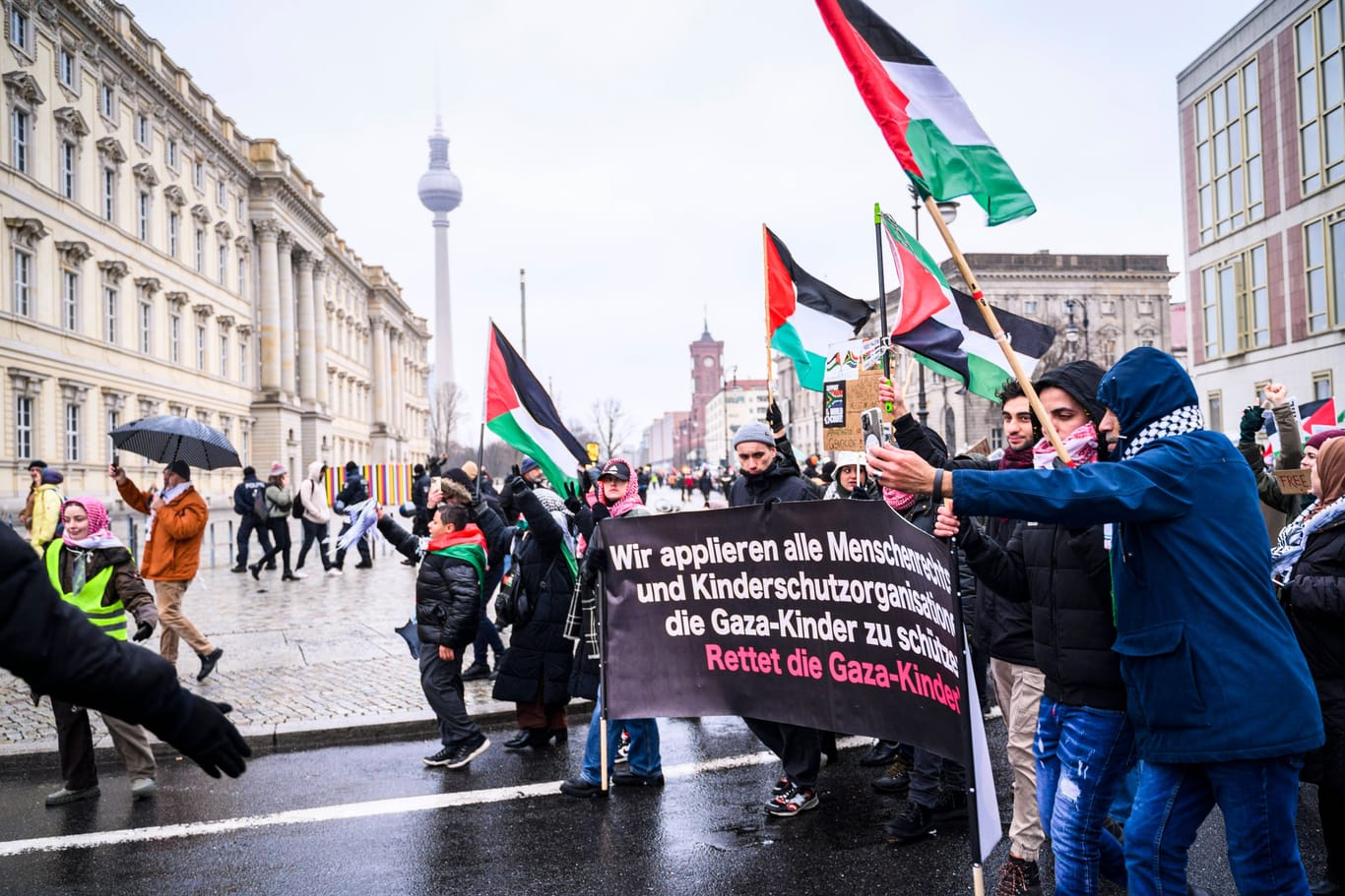 Pro-Palästina-Demonstranten bei einer Berliner Demo (Archivfoto): Fast jede Woche finden die Kundgebungen statt.