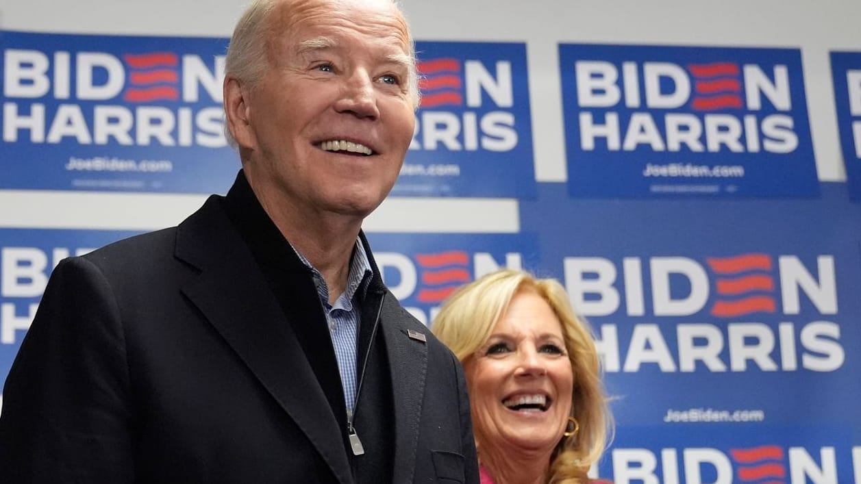 Joe Biden (l.), Präsident der USA, wartet auf seine Rede, während First Lady Jill Biden im Hauptquartier der Biden-Kampagne zusieht.