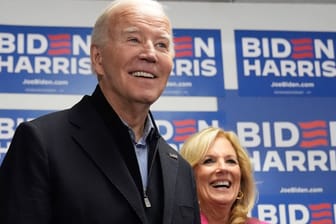 Joe Biden (l.), Präsident der USA, wartet auf seine Rede, während First Lady Jill Biden im Hauptquartier der Biden-Kampagne zusieht.