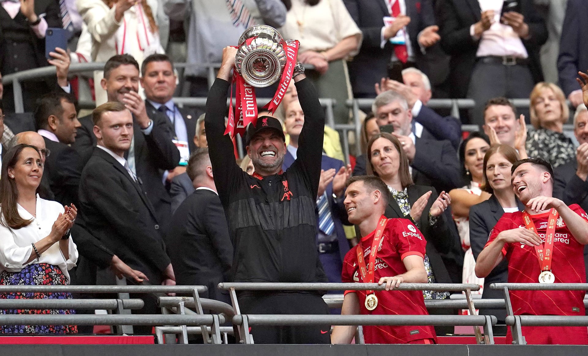 Es soll nicht der letzte Titel für Klopp beim FC Liverpool bleiben. 2022 ist ein besonders gutes Jahr für die "Reds". Unter ihrem deutschen Coach gewinnen sie den Ligapokal, den englischen Supercup und den prestigeträchtigen FA Cup.