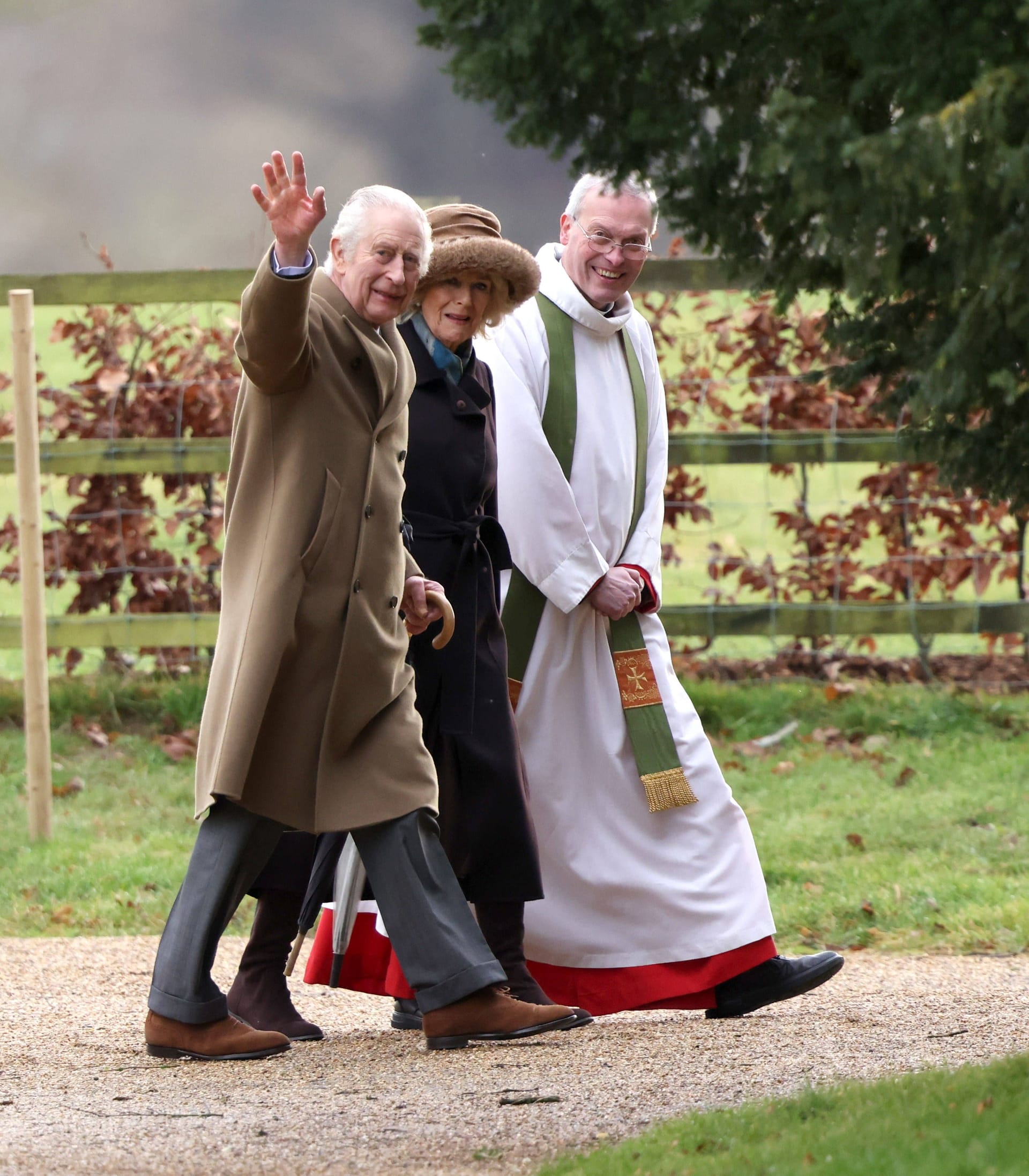 König Charles III. und Königin Camilla bei einem Spaziergang.