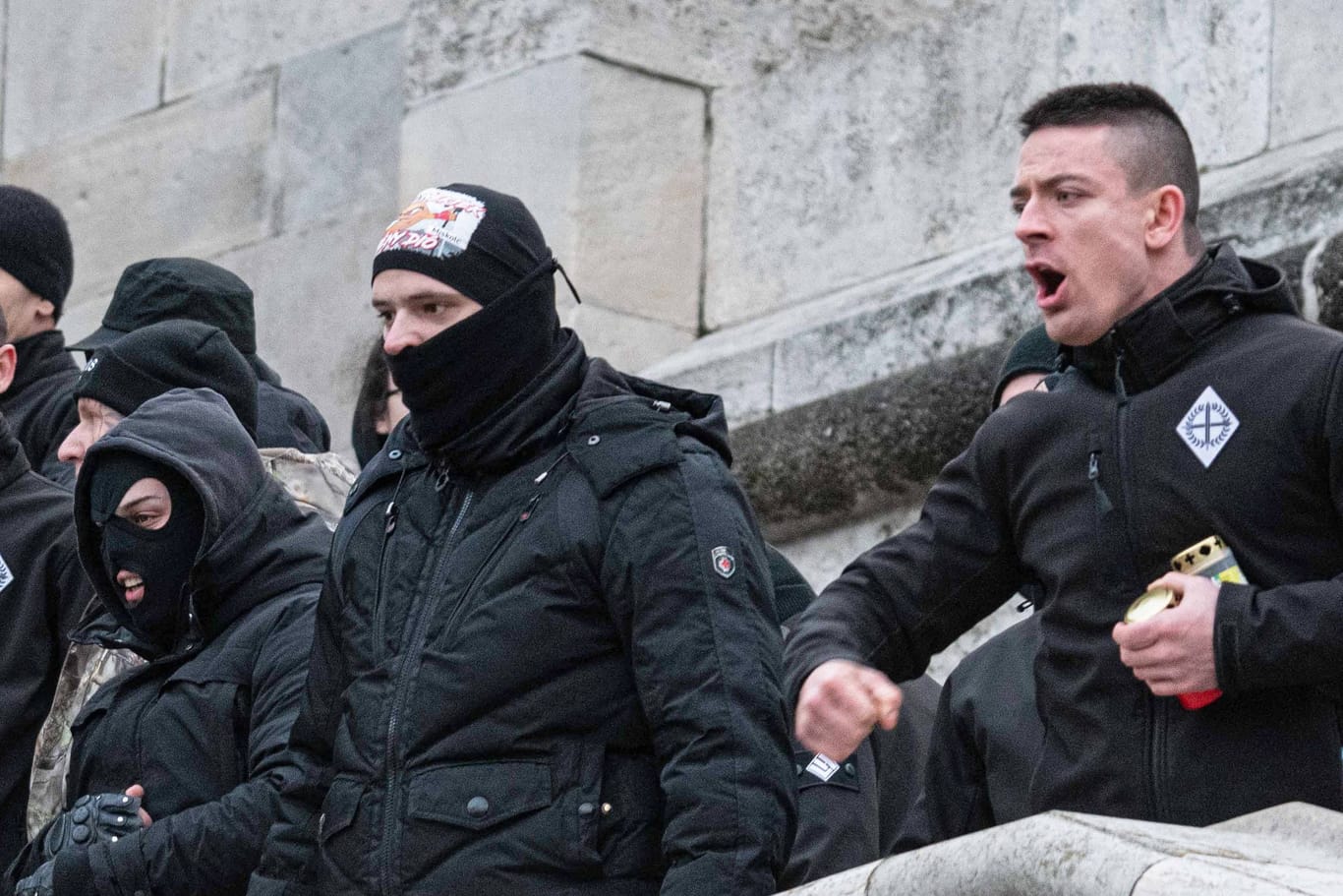Teilnehmer des "Tag der Ehre"-Marsches 2023 (Archivbild): In Budapest sind zwei Deutsche angeklagt, sie sollen Teilnehmer angegriffen haben.