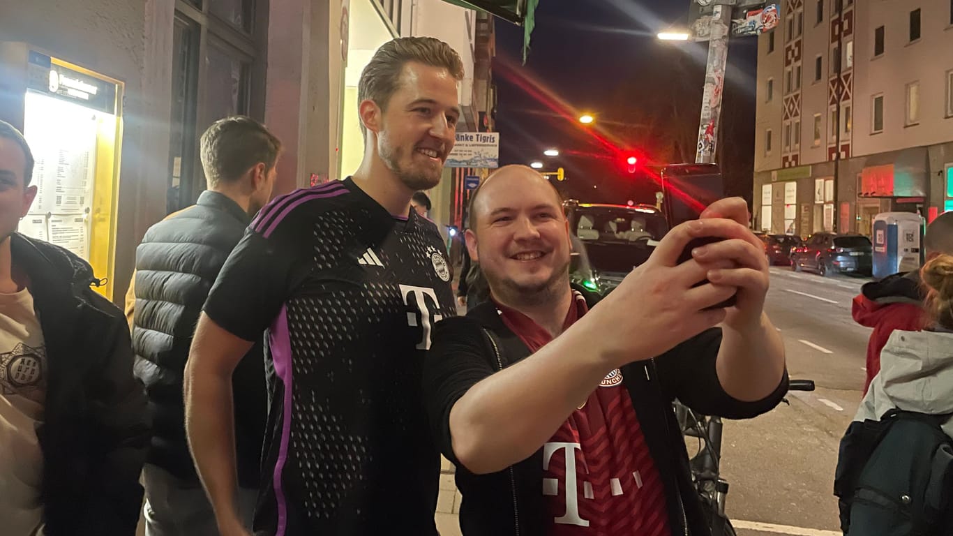 Hoher Besuch? Bayern-Fans sind vom Kane-Double begeistert.