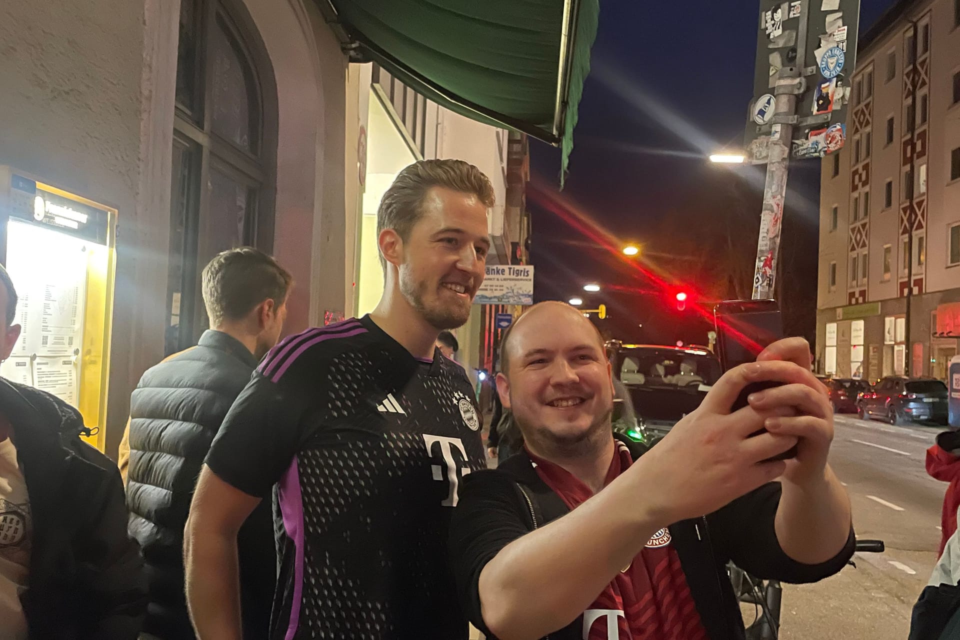 Hoher Besuch? Bayern-Fans sind vom Kane-Double begeistert.