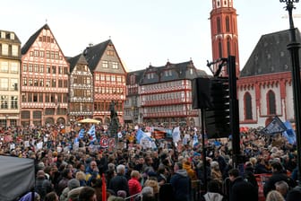 Tausende Menschen haben sich am Montag zur Demonstration in Frankfurt versammelt.