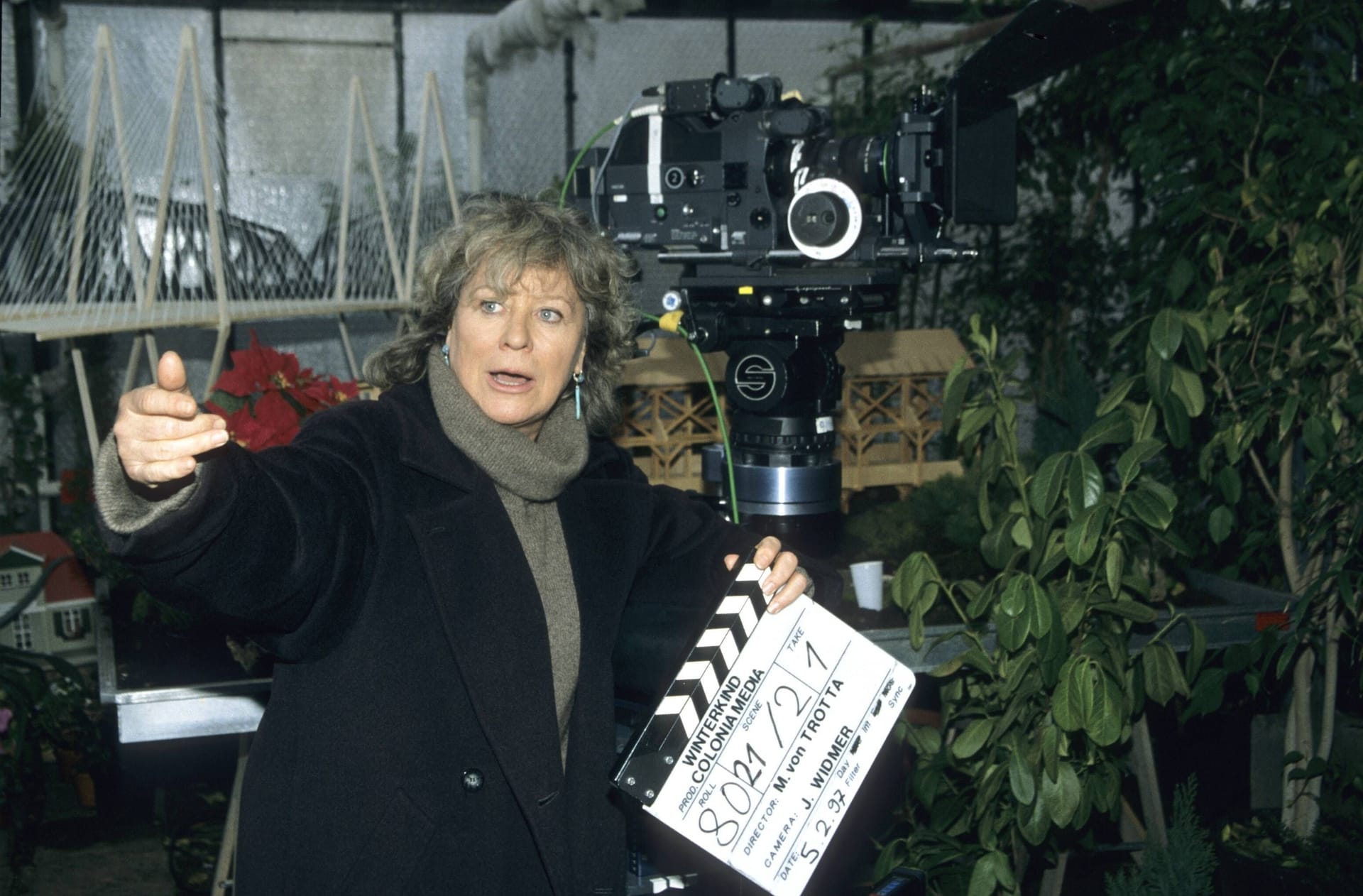 Margarethe von Trotta an einem Filmset im Jahr 1997.