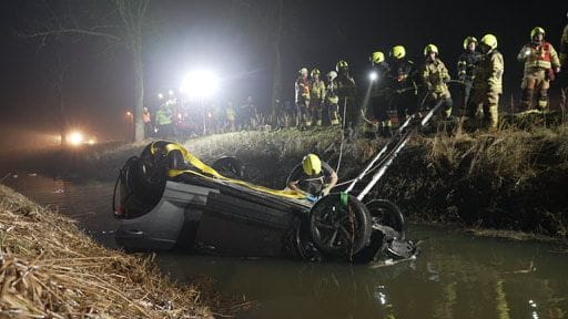 Das Auto landete im Graben.