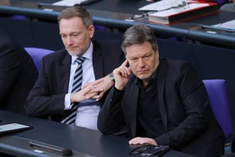 Finanzminister Christian Lindner (l., FDP) und Wirtschaftsminister Robert Habeck (Grüne) im Bundestag.