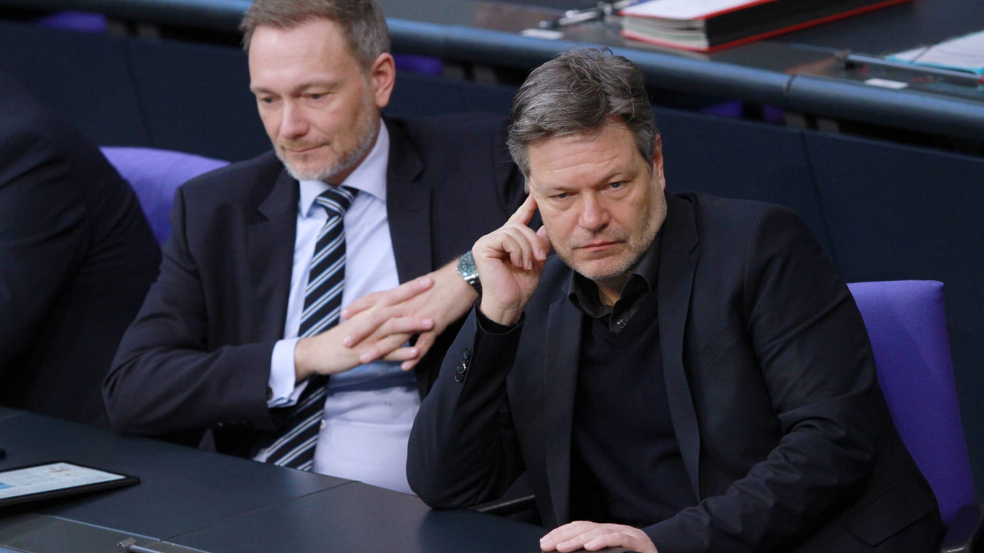 Finanzminister Christian Lindner (l., FDP) und Wirtschaftsminister Robert Habeck (Grüne) im Bundestag.