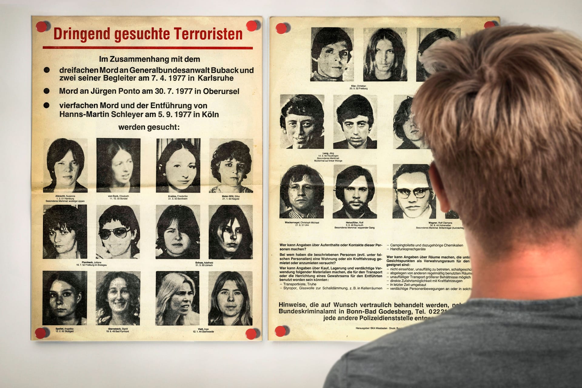 Ein Mann begutachtet ein RAF-Fahndungsplakat: In den 1970er- und 1980er-Jahren verübten die Linksterroristen der RAF zahlreiche Anschläge.