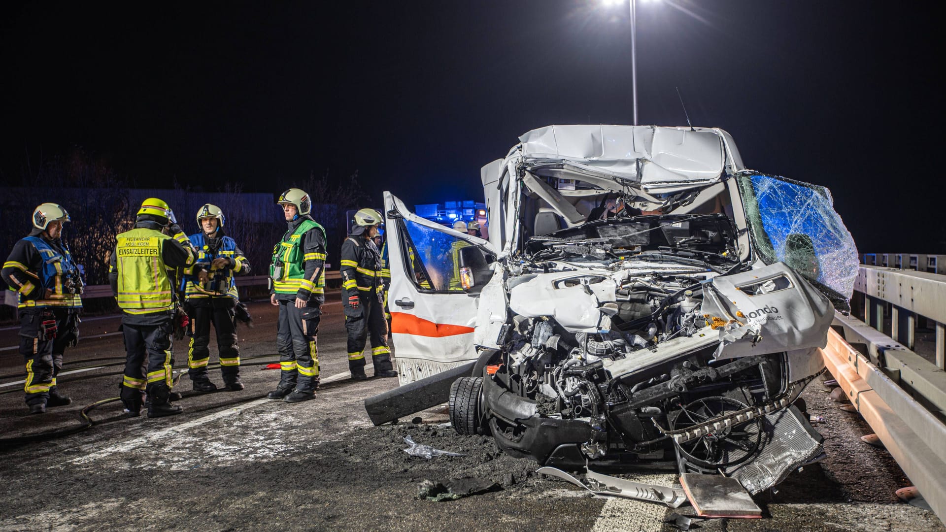 Unfallstelle auf der A81: Die Rettungskräfte waren mit einem großen Aufgebot vor Ort.
