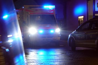 Ein Rettungswagen im Einsatz (Symbolbild): In Berlin ist ein Mann durch Messerstiche verletzt worden.